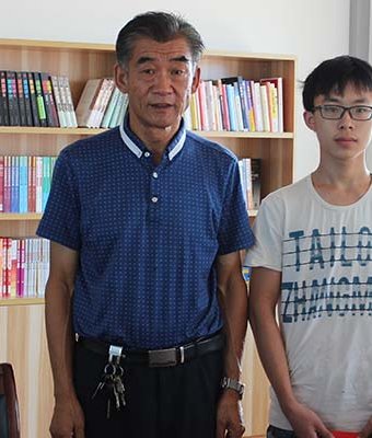 刘总与资助学生合影