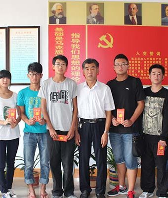 刘总与资助学生合影