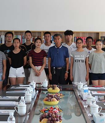刘总与资助学生合影