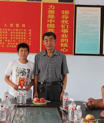 刘总与资助学生合影