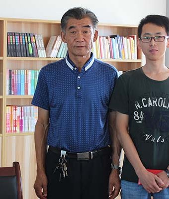 刘总与资助学生合影
