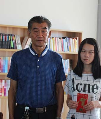 刘总与资助学生合影