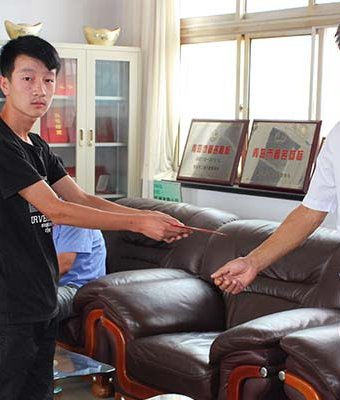 刘总与资助学生合影