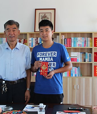 刘总与资助学生合影