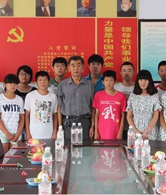 刘总与资助学生合影