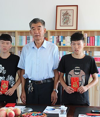 刘总与资助学生合影