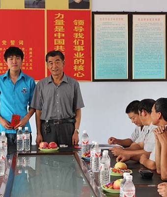 刘总与资助学生合影