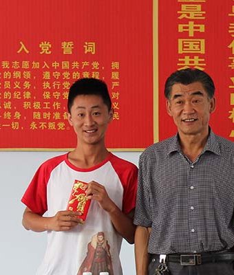 刘总与资助学生合影