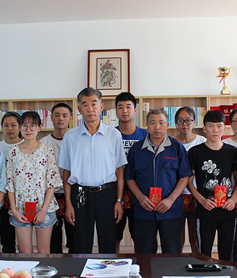 刘总与资助学生合影