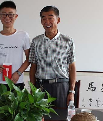 刘总与资助学生合影