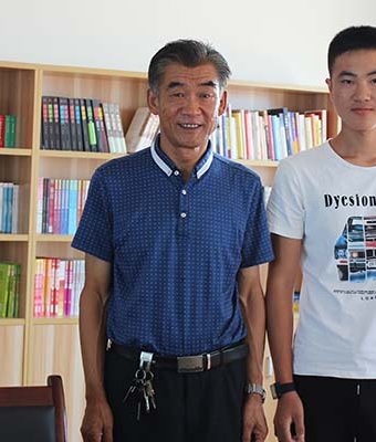 刘总与资助学生合影