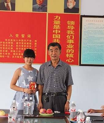 刘总与资助学生合影