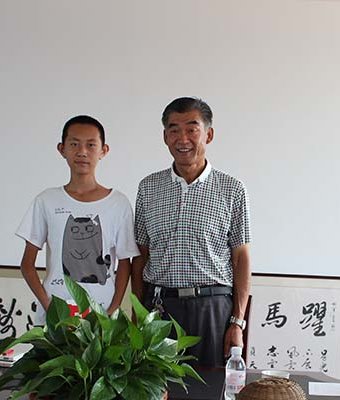 刘总与资助学生合影