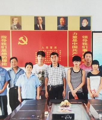 刘总与资助学生合影