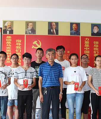 刘总与资助学生合影