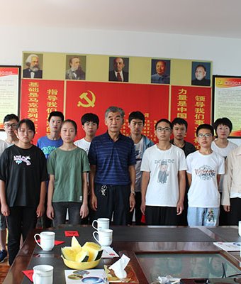 刘总与资助学生合影