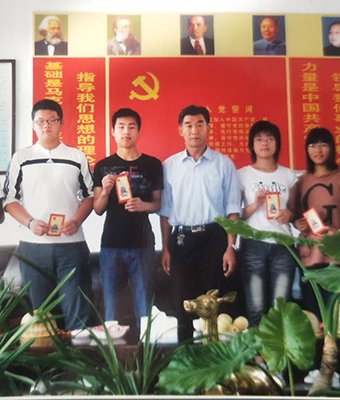刘总与资助学生合影