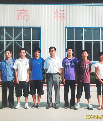 刘总与资助学生合影