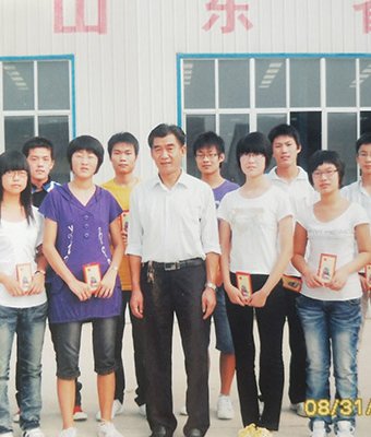 刘总与资助学生合影